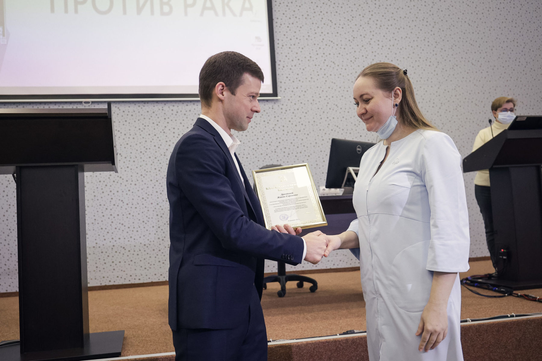 Сергей Юров наградил медиков онкодиспансера в Балашихе в День борьбы против рака